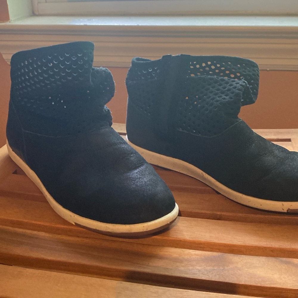 Emu Australia Numeralla Perforated Black Suede Leather Ankle Boot Women'…